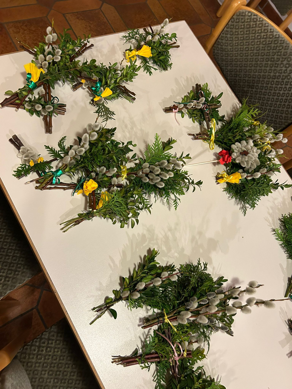 Frauenbund bindet 80 Palmbüschel in Leuchtenberg und lädt zum Fastenessen