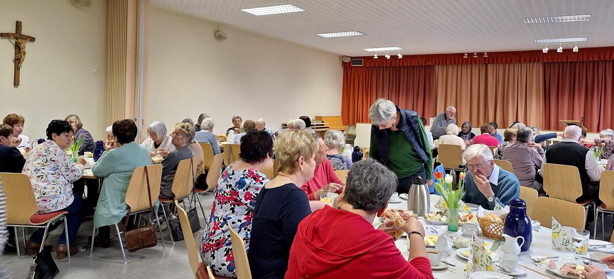 Fröhliches Seniorenfrühstück belebt den Pfarrsaal in Schirmitz