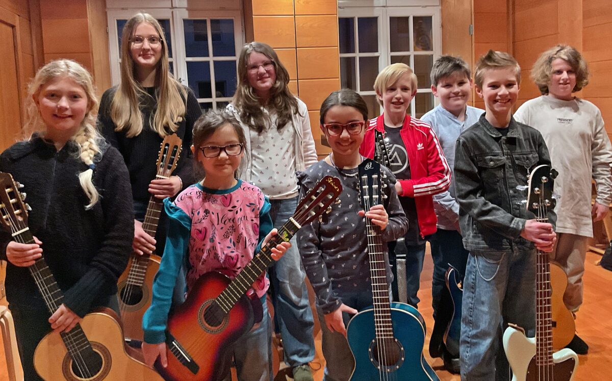 Gitarrenklasse der Musikschule Weiden begeistert mit Pop und Rock
