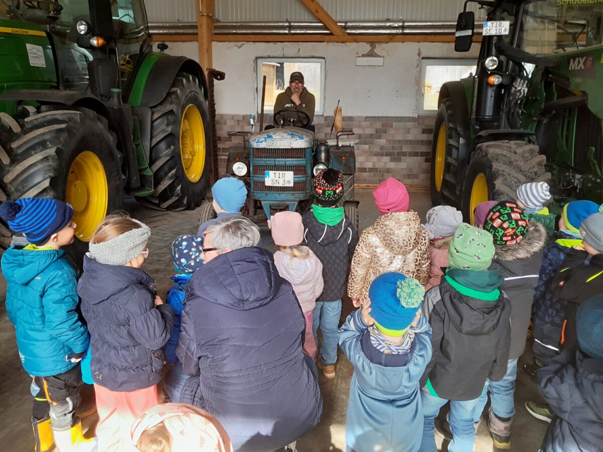Johanniter-Kinderhaus besucht Bauernhof in Pechbrunn