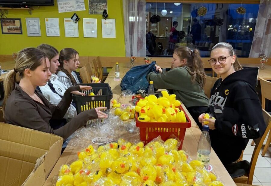 Vorbereitung der Enten im Sportheim.jpg