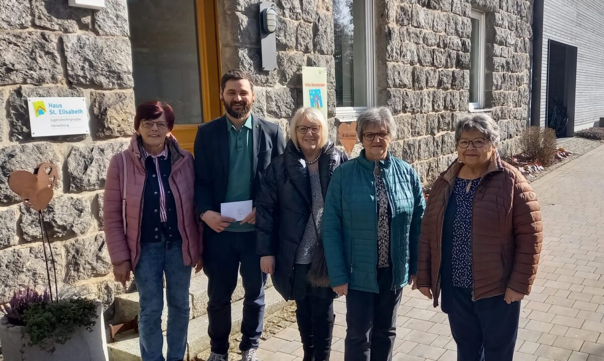 KAB-Töpfergruppe spendet 1.000 Euro an Haus St. Elisabeth in Windischeschenbach