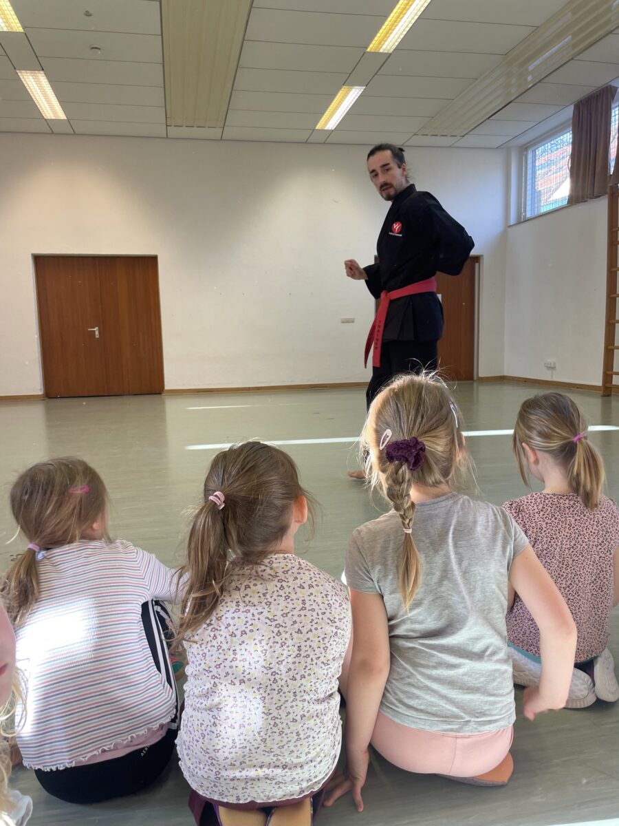 Karate stärkt Mut und Teamgeist im Kindergarten Regenbogen in Plößberg