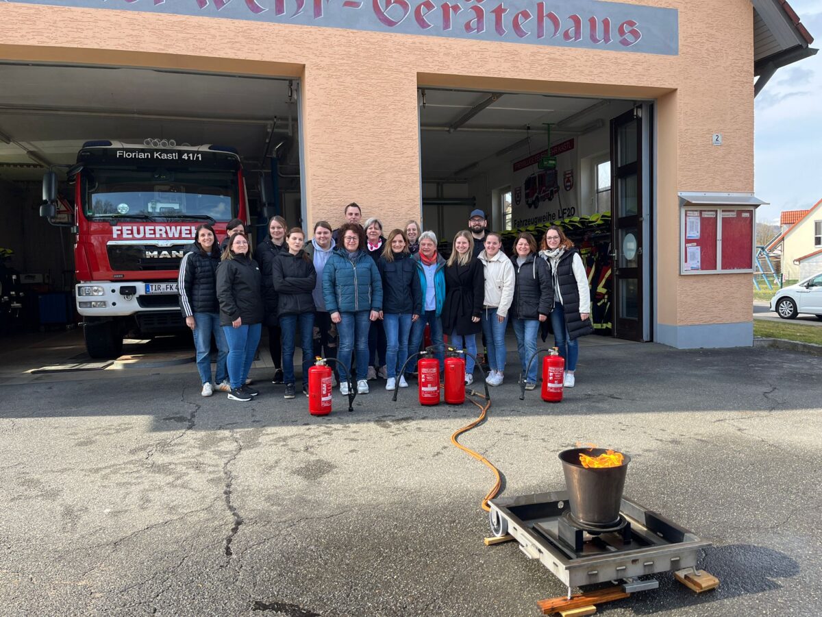 Kinderhaus Pusteblume übt Brandschutz bei der Feuerwehr in Kastl
