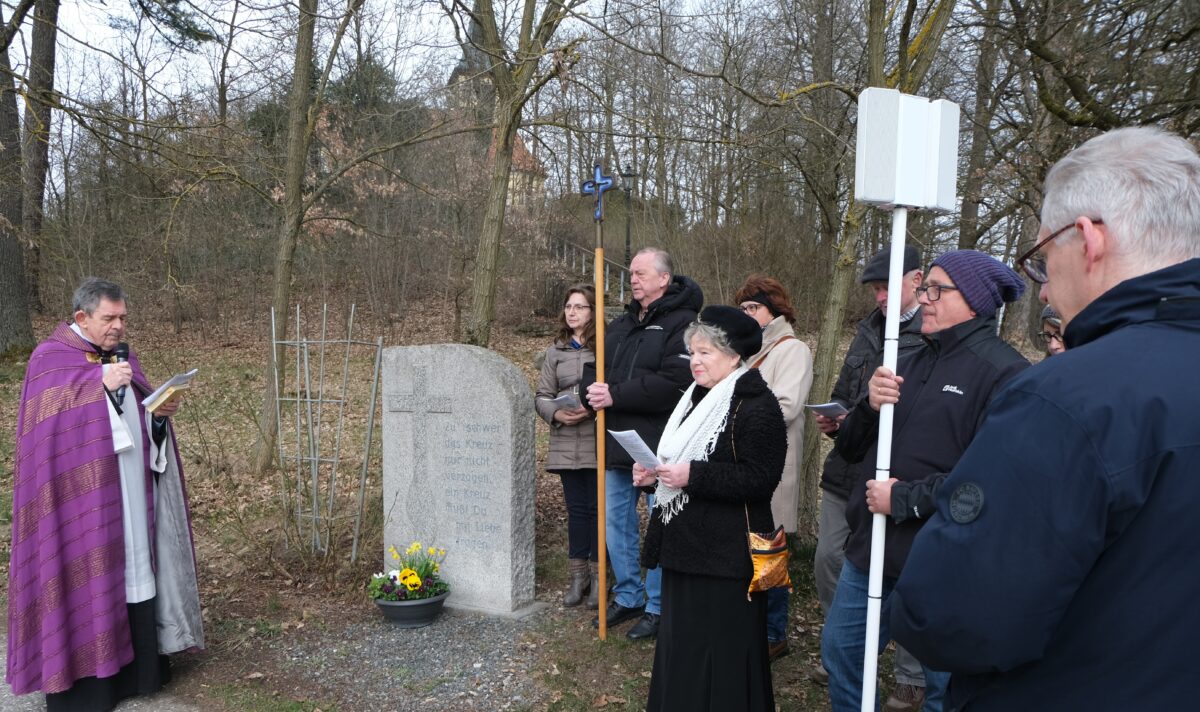 Kreuzweg am Palmsonntag auf dem St. Nikolausberg in Floß
