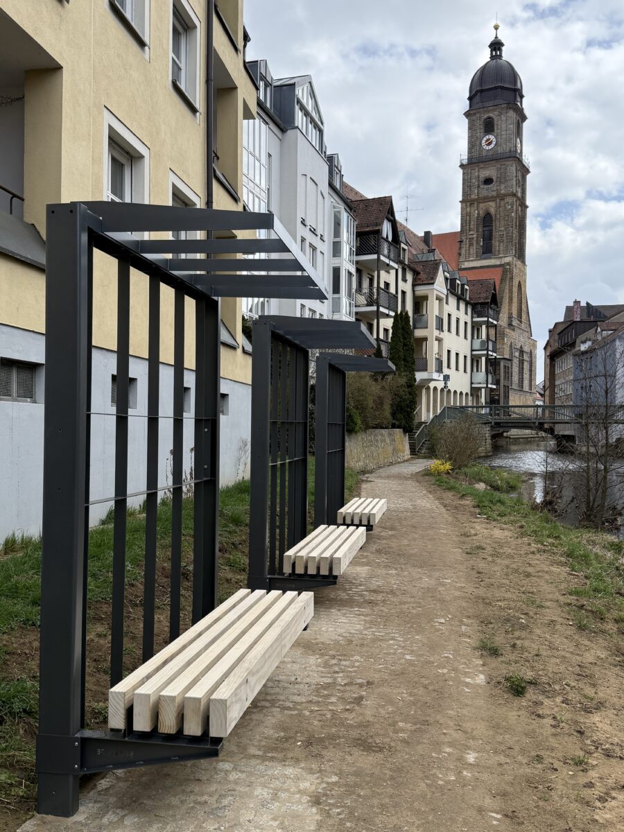 Neue Sitzbänke am Vilsufer schaffen grüne Oase in Amberg