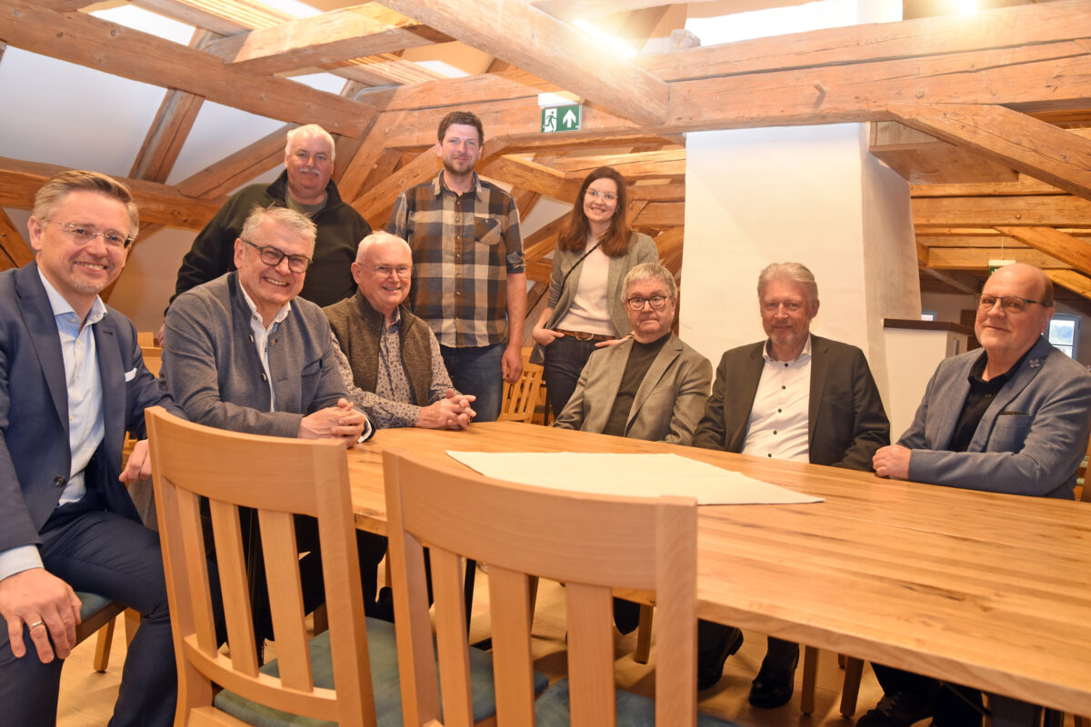 Neue Tische und Stühle für das Kooperatorenhaus in Beidl