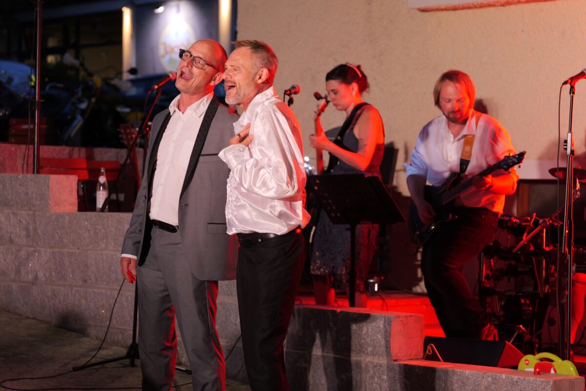 OVIGO serviert Crashkurs für Liebeslieder in Wackersdorf und Schwandorf