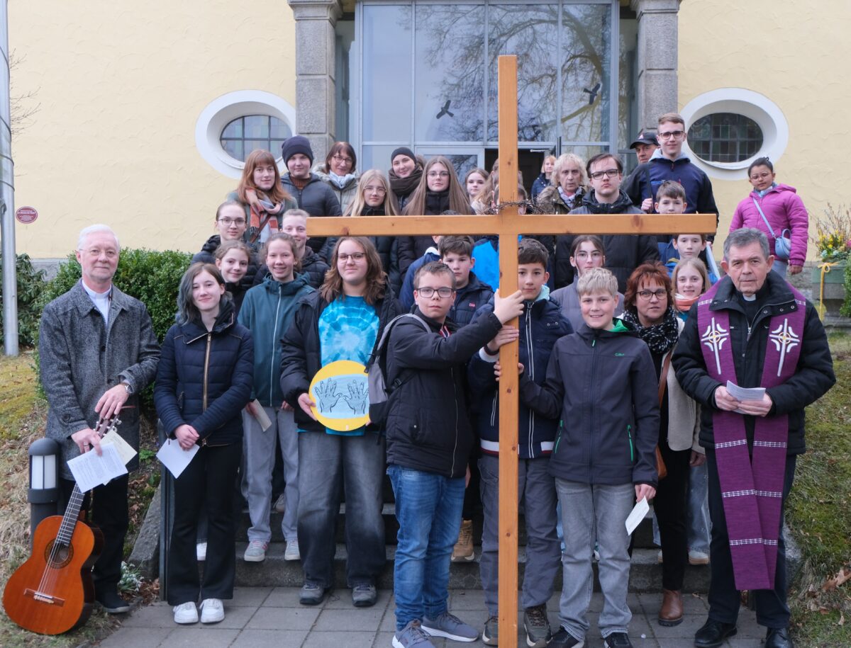 Ökumenischer Jugendkreuzweg vereint Gläubige in Floß