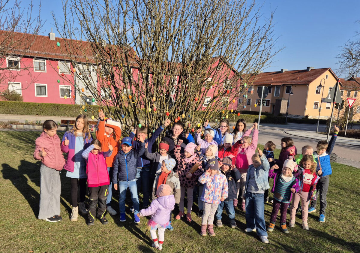 Osteraktion am Rathaus mit Kinderkino in Maxhütte-Haidhof