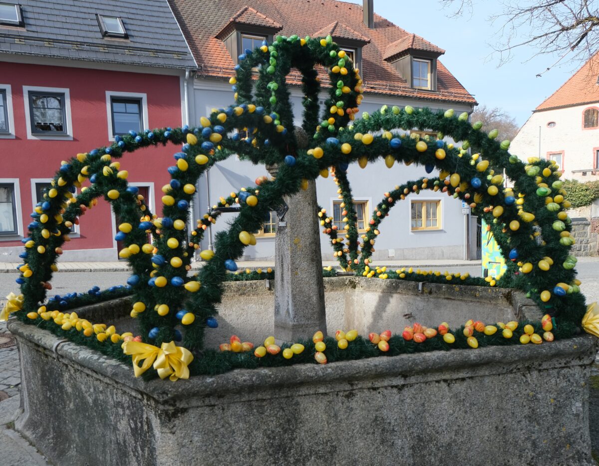 Der Osterbrunnen ist für etwa zwei Wochen nach Ostern zu bestaunen. Ein Zeugnis dafür, wie Tradition und Brauchtum das Gemeinschaftsgefühl stärken. Einmal mehr präsentiert sich der geschichtsträchtige Markt mit Stolz und Kreativität. Bild: Fred Lehner