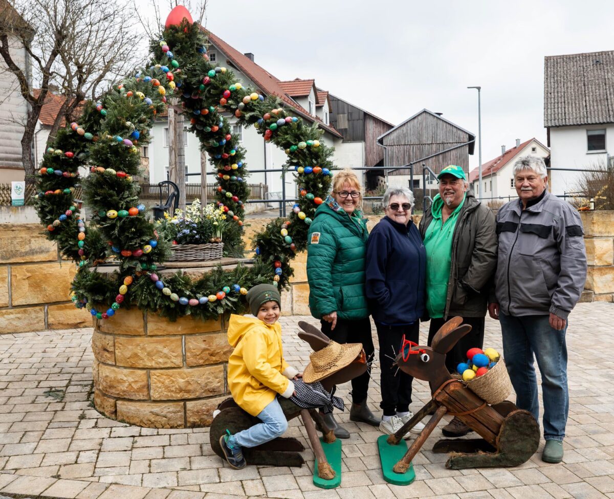 Osterbrunnen in Sassenreuth mit 500 Eiern und Hasen