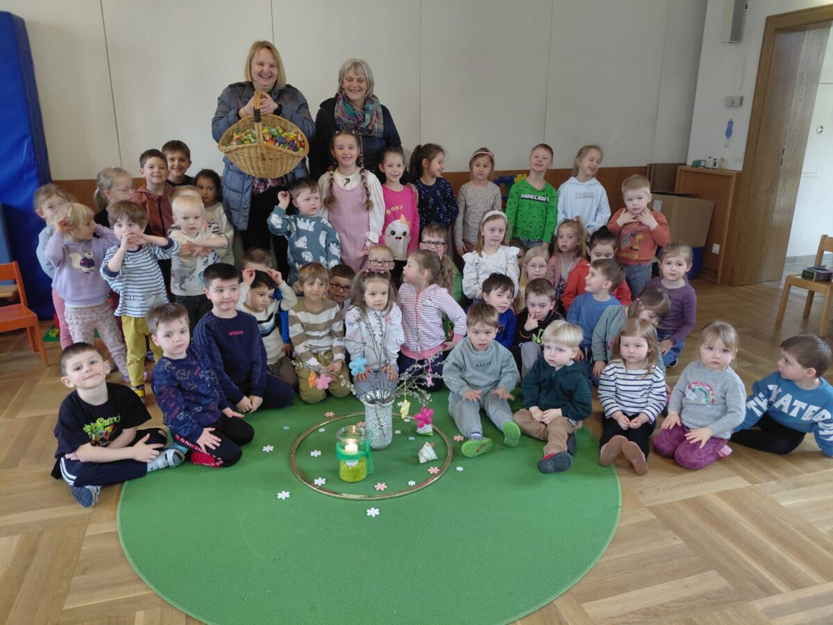 Osterhase besucht beide Kindergärten in Floß
