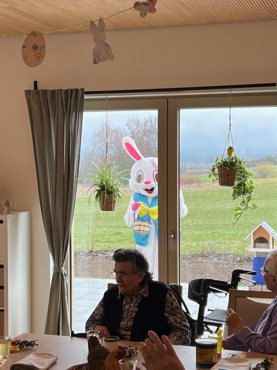 Osterhase überrascht Gäste in BRK-Tagespflege Eschenbach