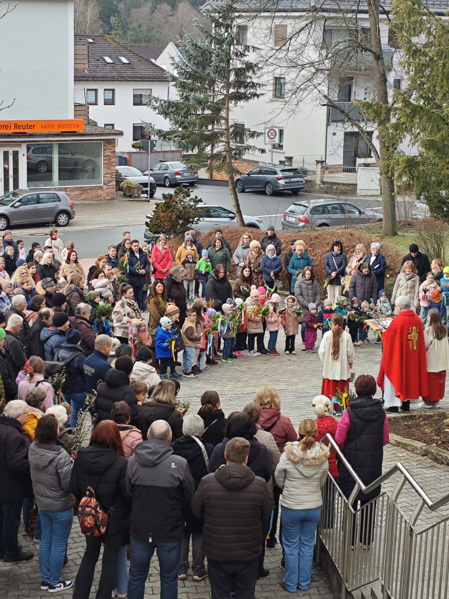 Palmsonntag vereint Generationen in Maria Waldrast in Weiden