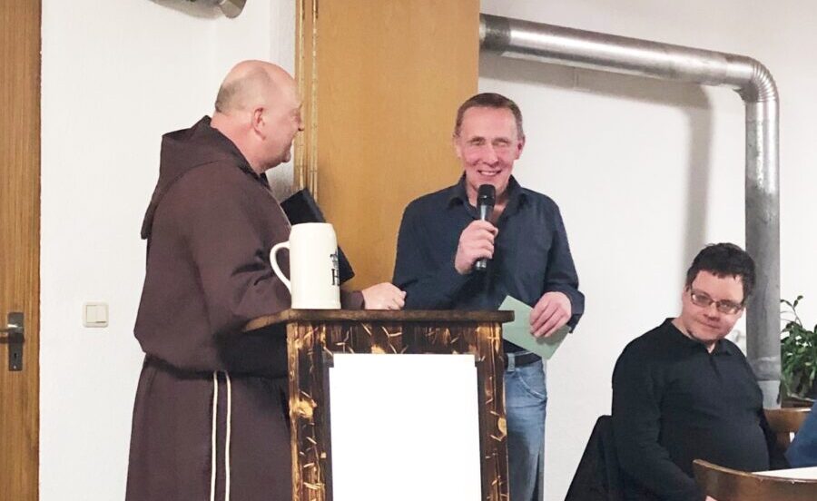 Pater Klaus derbleckt Politik beim Starkbierfest in Mantel