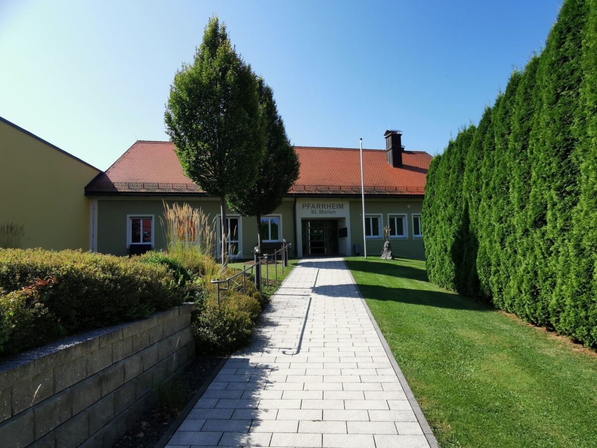 Ministranten bieten Osterspeisen an