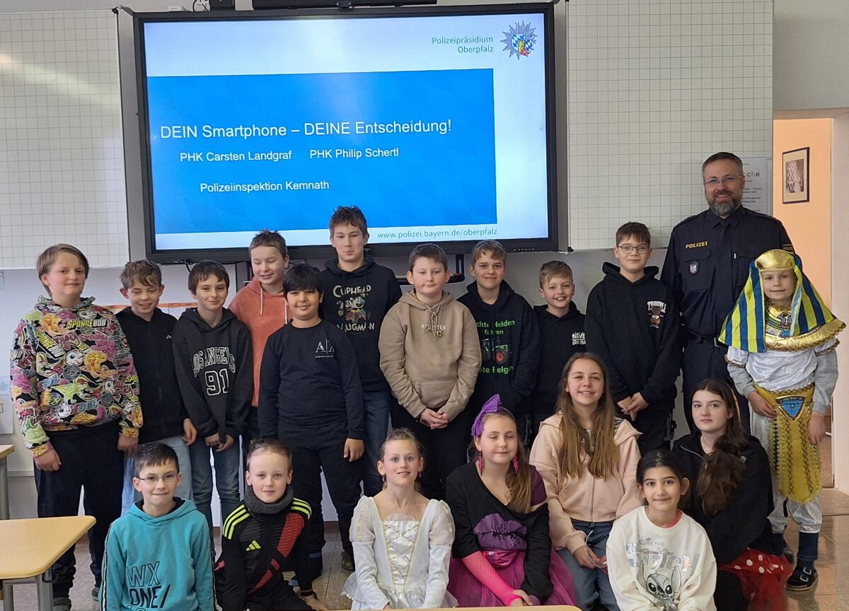 Polizeivortrag stärkt sicheren Smartphone-Umgang an Mittelschule Erbendorf