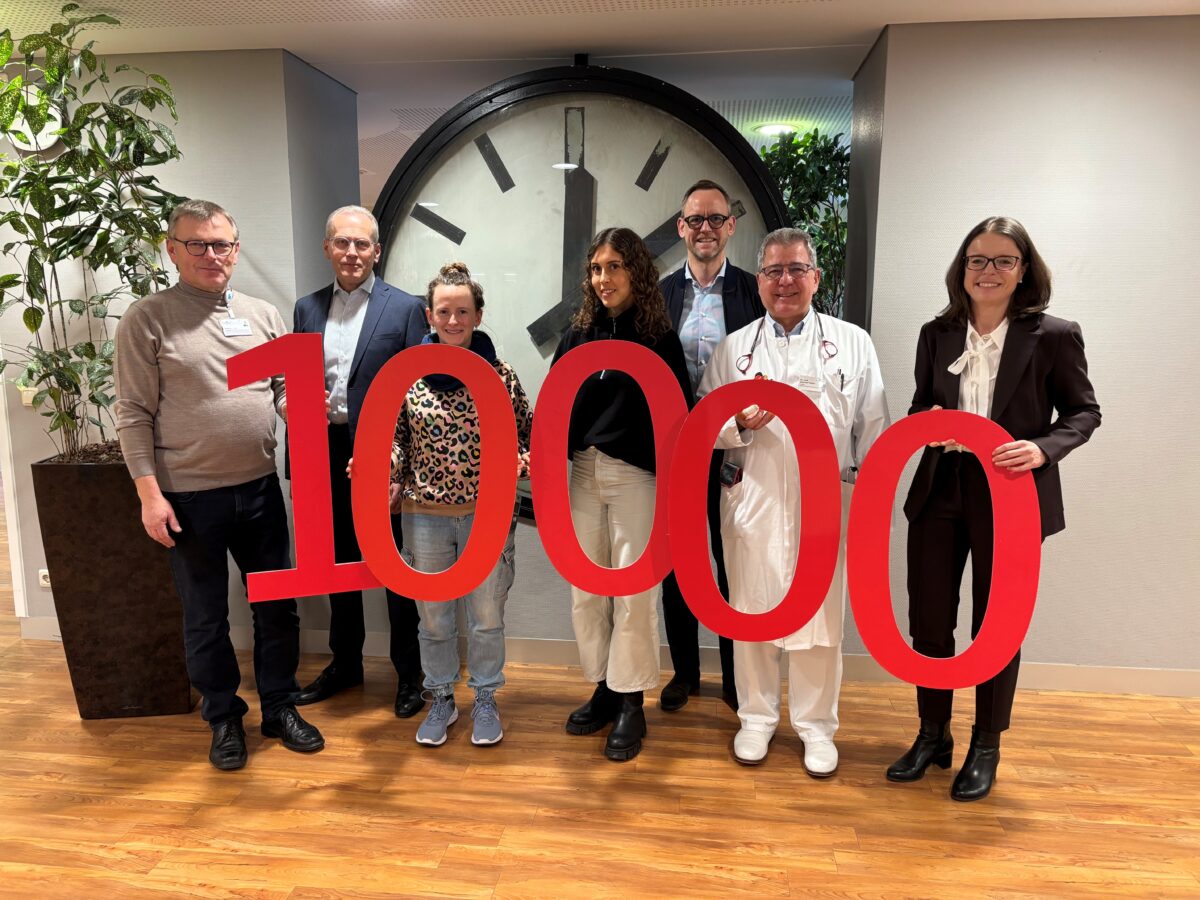 Sparkasse unterstützt Kinderpalliativteam mit 10.000 Euro in Amberg