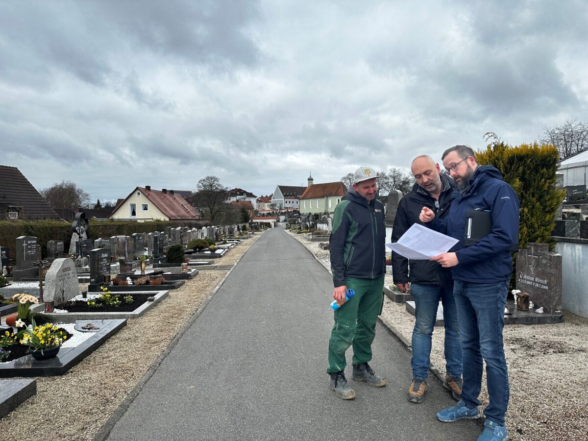 Städtischer Friedhof in Neustadt erhält neue Sitzbänke und Bäume