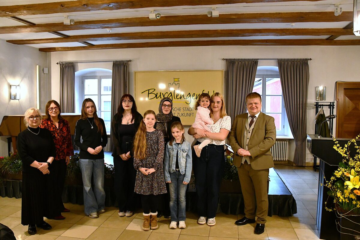 Stiftung vergibt 1.000 € an vier junge Frauen in Burglengenfeld