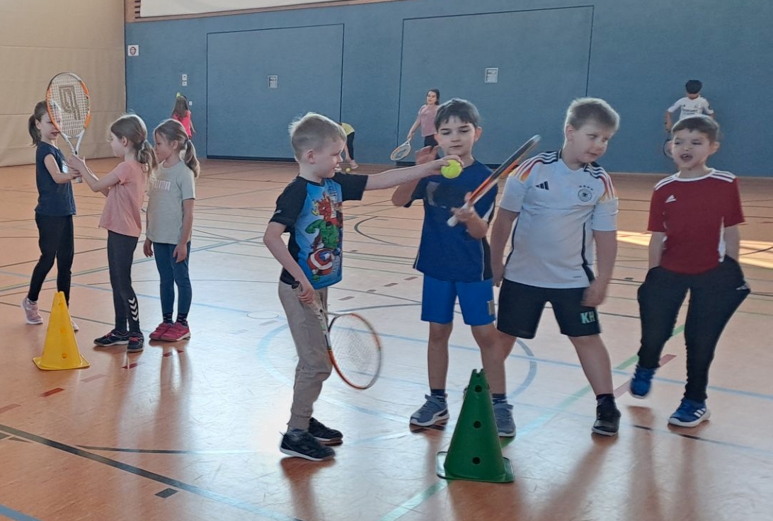 Tennis-Schnuppertraining begeistert Grundschulkinder in Pressath