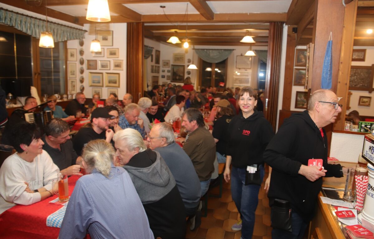 Traditioneller Abend begeistert in Etzenricht rund 150 Gäste