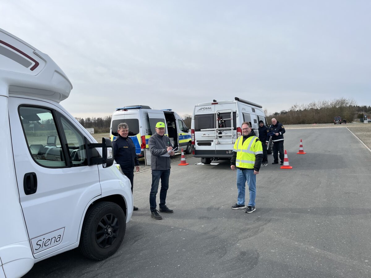 Verkehrswacht schult Camper und wiegt Wohnmobile in Weiden