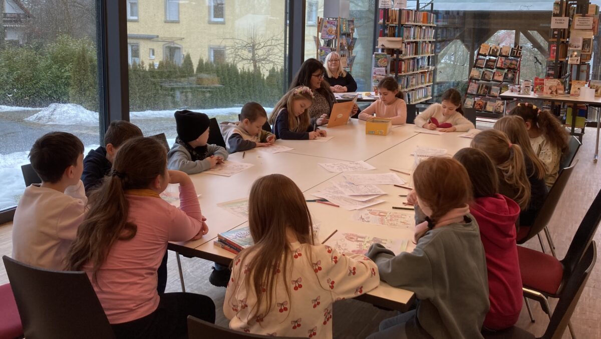 Zweitklässler aus Etzenricht besuchen Bücherei und Kindergarten in Kohlberg