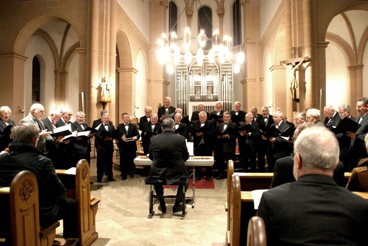 Ehemalige Regensburger Domspatzen singen in Schirmitz