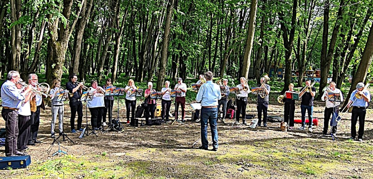 22 Bläserinnen und Bläser von bayerischen Posaunenchören helfen dort, wo es nötig ist