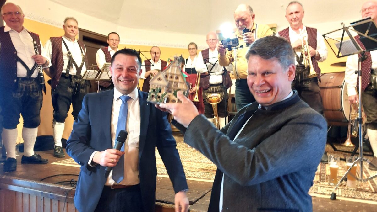 Zwischen Parkplatz und Postkeller – Stadtkapelle trifft den richtigen Ton