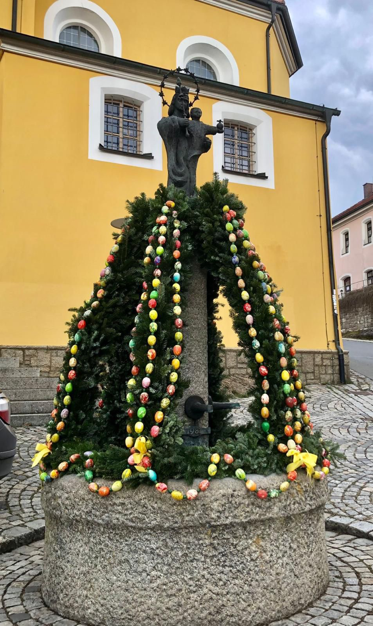 Marienbrunnen in Leuchtenberg erstrahlt als Osterbrunnen mit 500 Eiern