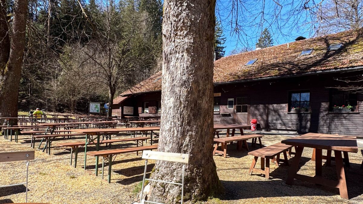 Der Frühling kann kommen – die Blockhütte im Waldnaabtal hat wieder geöffnet!