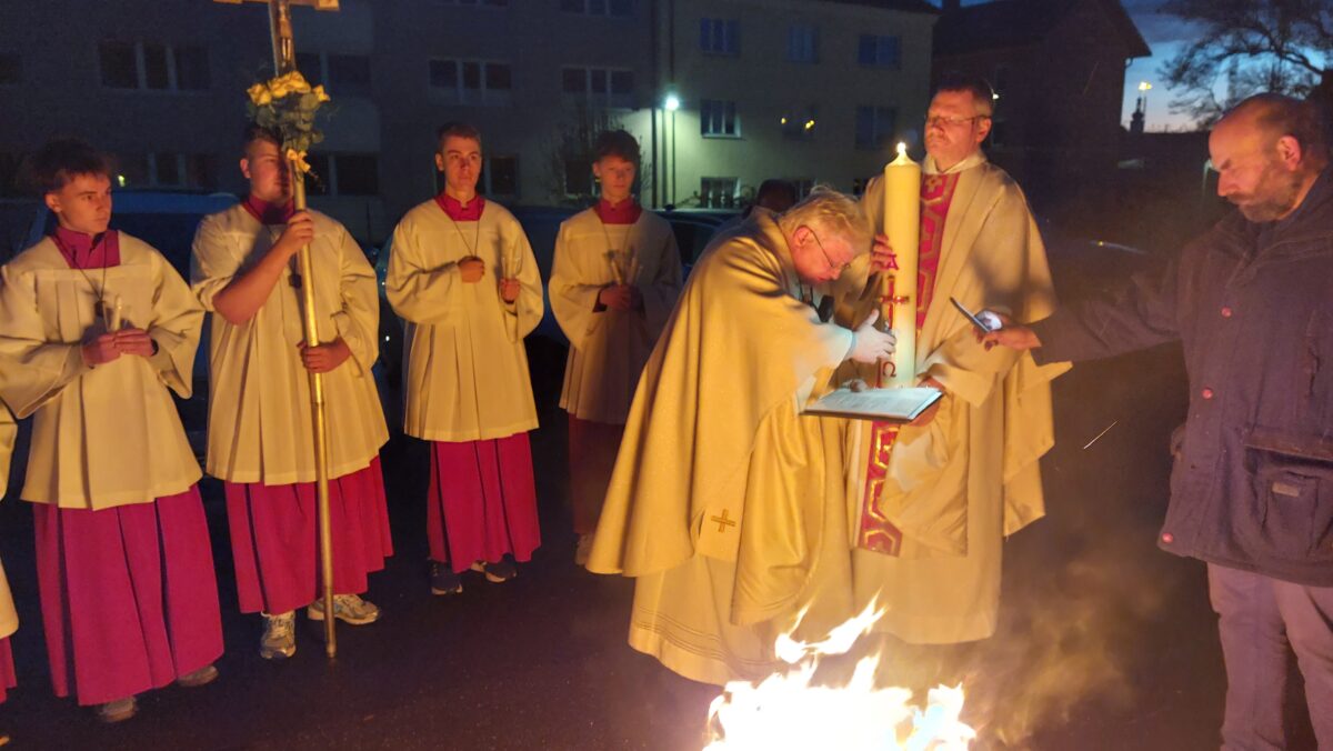 Lumen Christi erhellt die Nacht: Osternacht in Weidener Kirchen