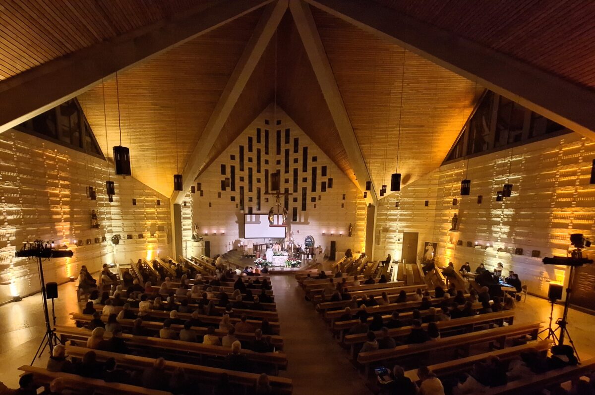 Zwischen Leinwand und Altar: Kirche zeigt Herz