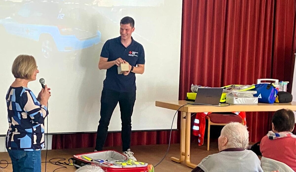 Gäste des "Café miteinander" informierten sich über die wichtigen Helfer vor Ort