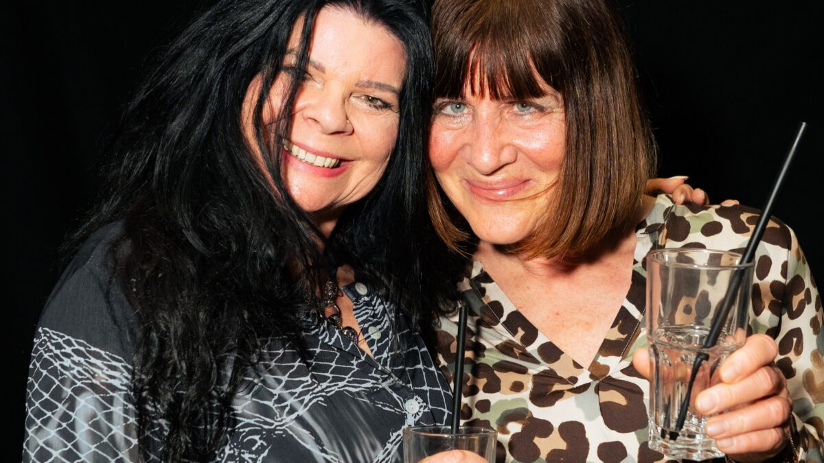 Ausgelassenes Ostertanzen im The Stage