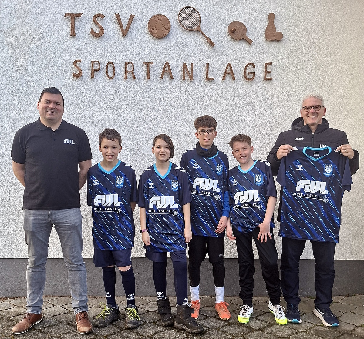 Neue Trikots sorgen für Begeisterung bei den D-Junioren des TSV Pressath