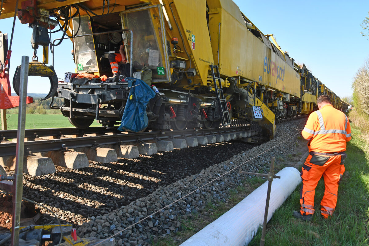 Bahngleis-Sanierung: Monstermaschine erneuert Strecke bei Weiden
