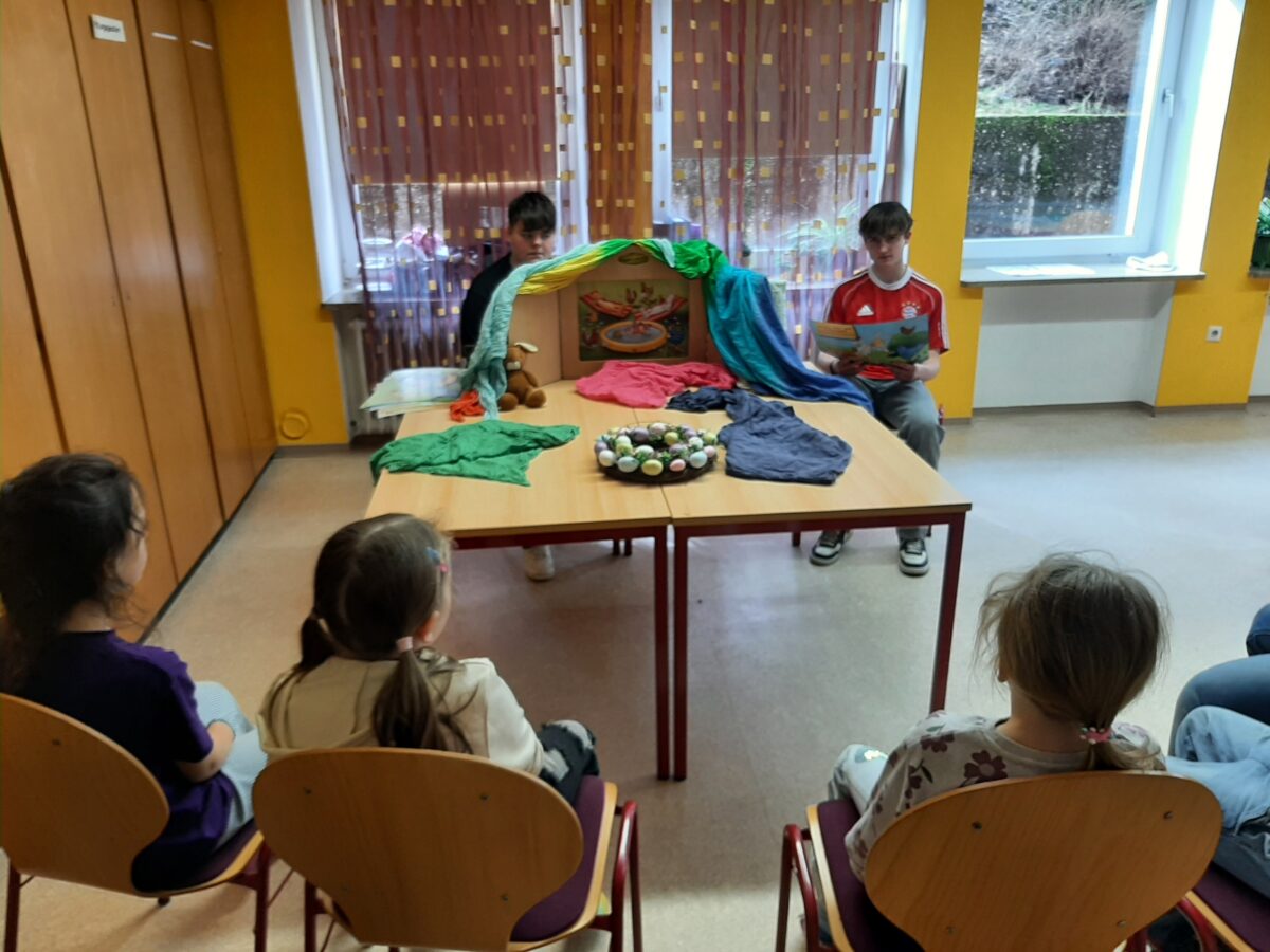 Achtklässler begeistern Grundschulkinder mit Osterprojekt in Erbendorf