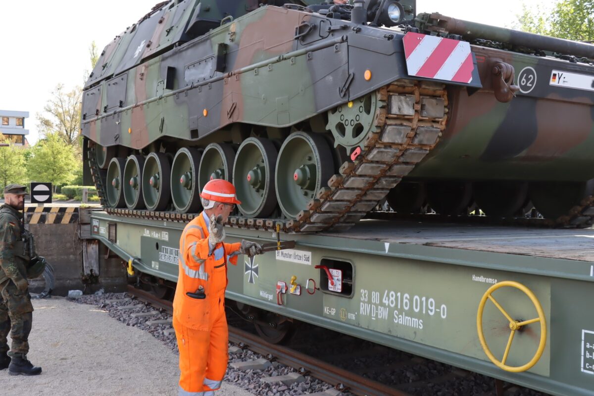 Artillerie schult Bahnverladung in Weiden