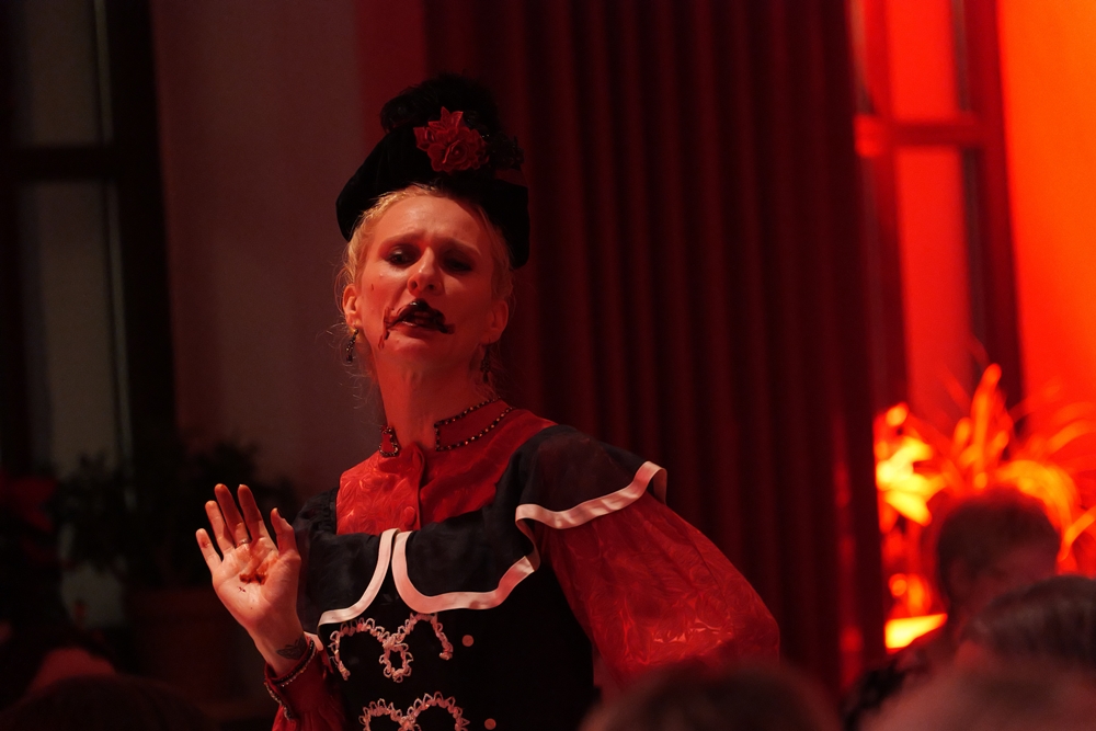 Blutgräfin begeistert beim OVIGO-Krimidinner in Fensterbach