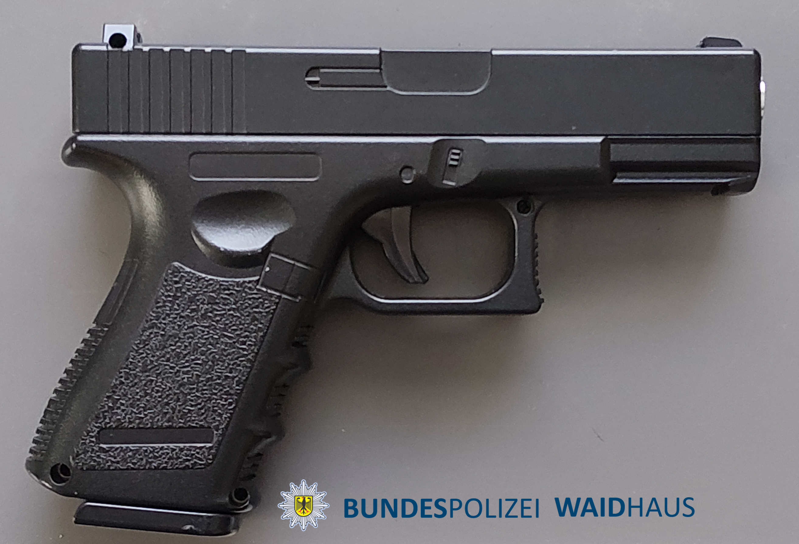 Bundespolizei beschlagnahmt in Waldsassen zwei täuschend echte Softair-Pistolen