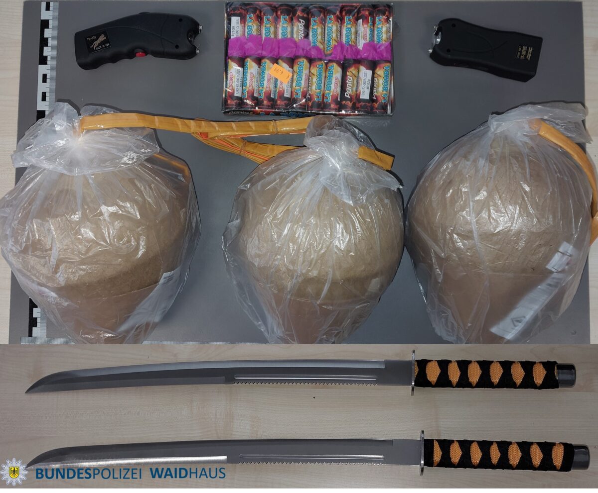 Bundespolizei sichert drei Kugelbomben und mehrere Waffen in Waidhaus