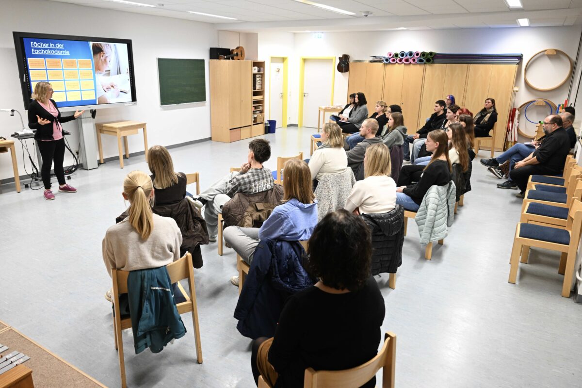 Caritas-Fachakademie informiert in Weiden über Erzieherausbildung