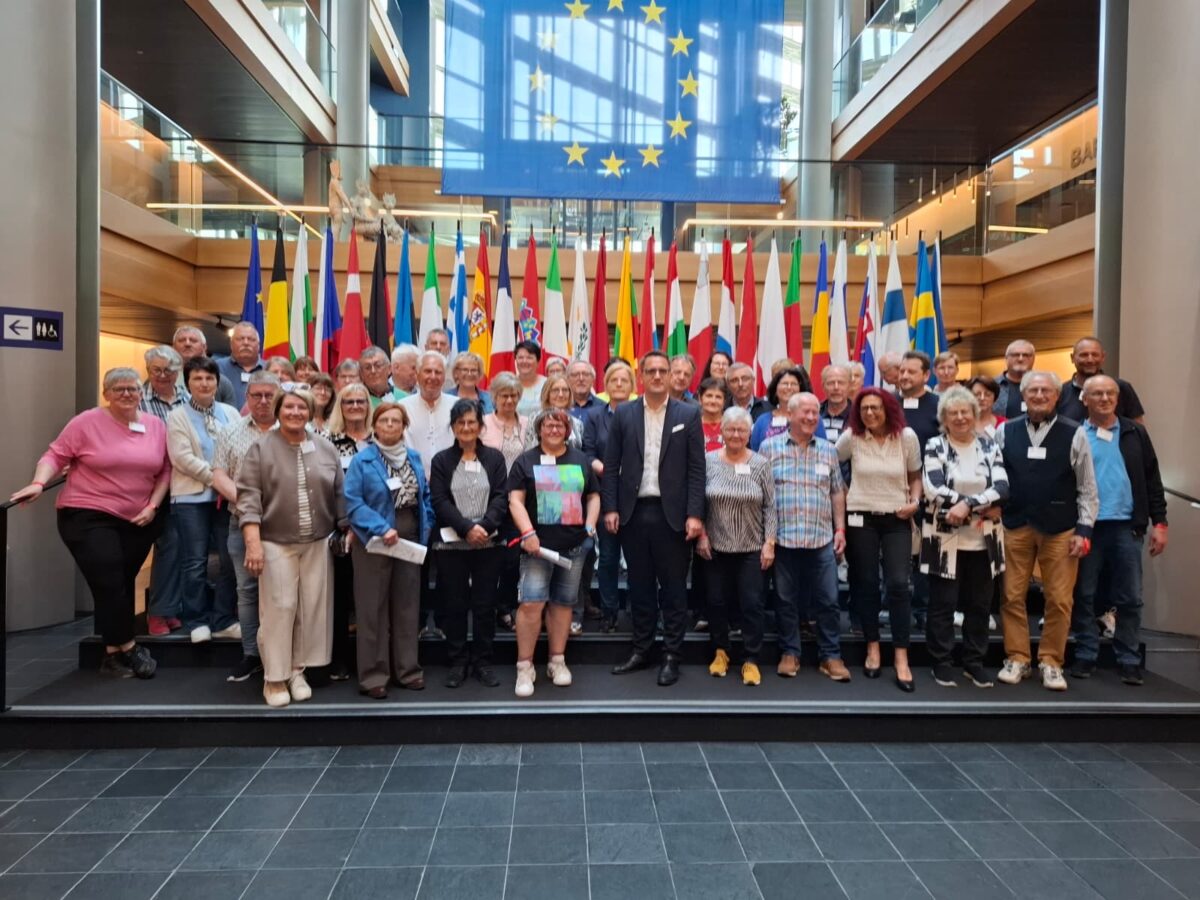 Doleschal begrüßt Besucher aus Brand im EU-Parlament in Straßburg