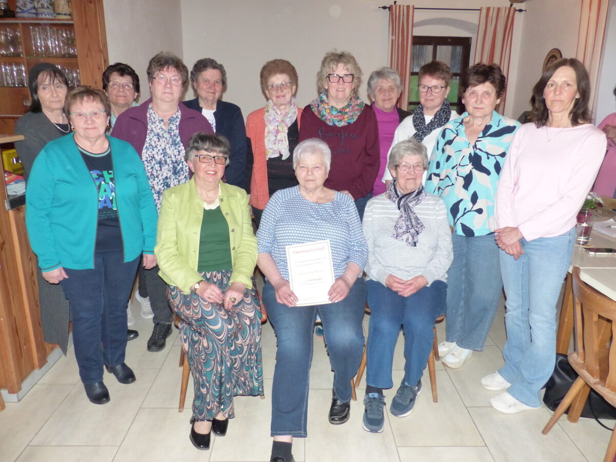 Ehrungen bei Frauengruppe in Döllnitz zum 45-jährigen Bestehen