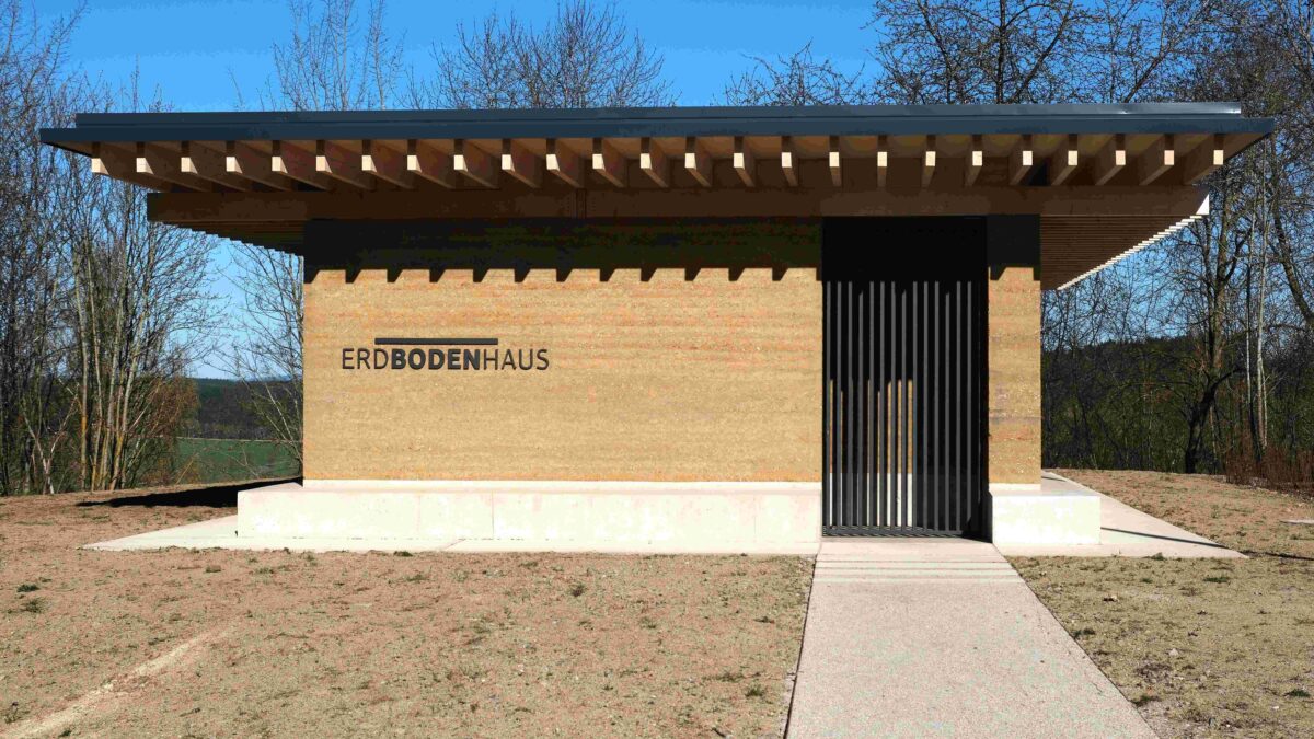 Erdbodenhaus mit 250 Bodenprofilen eröffnet in Windischeschenbach