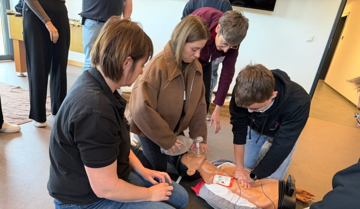 Feuerwehren trainieren qualifizierte Erste Hilfe in Neuhaus